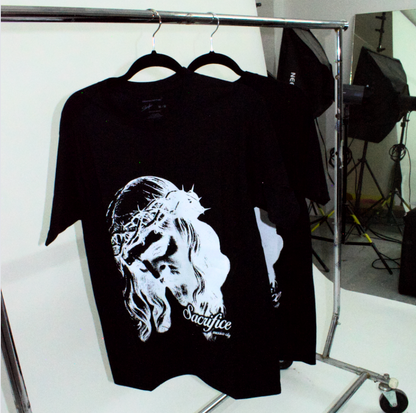 "DIVINE COUTURE" TEE - SACRIFICE X ALMACENES DEL PRADO